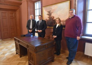 Į Jašiūnų dvarą grįžo autentiškas stalas ir kėdė