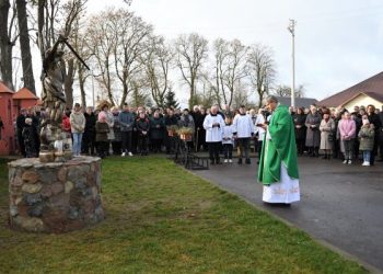 Butrimonyse prie bažnyčios pastatyta globėjo statula