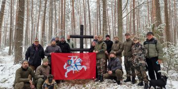 Vienoje pirmųjų Adolfo Ramanausko-Vanago vadaviečių iškilo partizanų ženklas – dvigubas kryžius