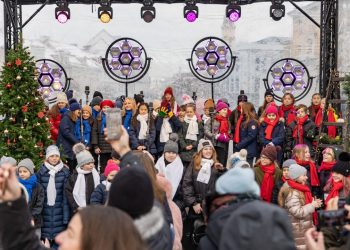 Tarptautinė Kalėdų labdaros mugė: nuo vidurdienio šventine nuotaika spinduliuoja Rotušė ir jos prieigos
