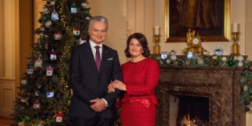 Prezidento Gitano Nausėdos ir ponios Dianos Nausėdienės sveikinimas šalies žmonėms šv. Kalėdų proga