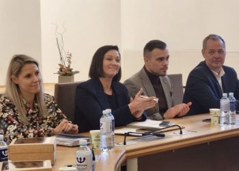 Pasveikinti rajono ugdymo įstaigų vadovai ir jų kolektyvai