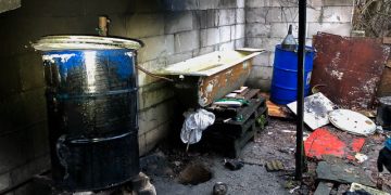 Viename iš Daškūnų g. pastatų rasta aparatas naminukei gaminti ir raugo (video)