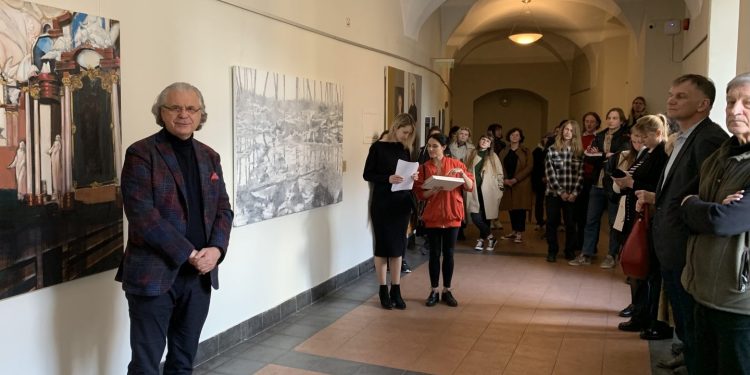 Konkurso mecenatas ir „Zabolis Partners" steigėjas Alvydas Žabolis 2022 m. tapybos darbų parodoje Vilniaus dailės akademijoje. Bendrovės archyvo nuotr.