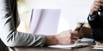 Dalį teisinių klausimų galima išspręsti be teismo: kokiais atvejais padės notarai ar antstoliai