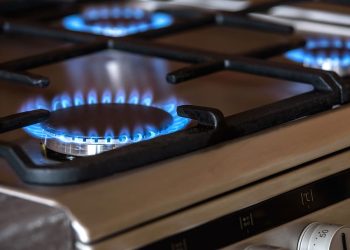 VERT patvirtino naujas gamtinių dujų ir visuomeninio elektros tiekimo kainas buitiniams vartotojams 2023 m. I pusmečiui