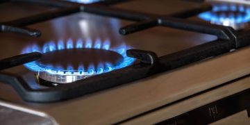 VERT patvirtino naujas gamtinių dujų ir visuomeninio elektros tiekimo kainas buitiniams vartotojams 2023 m. I pusmečiui