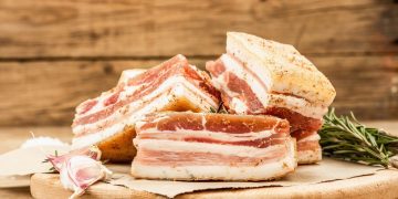 Prof. Rimvydas Laužikas apie lietuviškų lašinių tradicijas: „Didikų virtuvėje jie naudoti net kepant tortus“