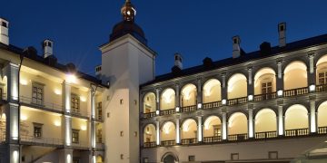 Valdovų rūmuose – kaukių dirbtuvės, persirengėliai ir spurgos su rožių žiedlapių uogiene