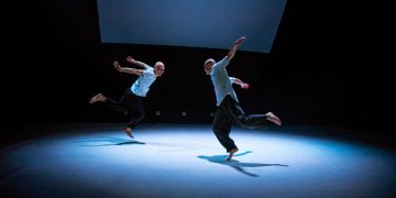 Kaip tu jauti(esi)? Low Air teatro-mokyklos renginyje „Didysis metų įvykis“ – dėmesys žiūrovams, Ukrainai ir jauniesiems šokėjams