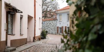 Vilniaus kišenėse – eilėraščių šimtas. Po miestą poezijos keliais