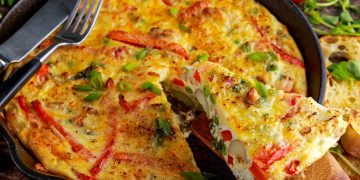 Itališka „frittata“ su pomidorais – lengvas būdas sunaudoti maisto likučius ir sutaupyti: vakarienė asmeniui nekainuos nė 2 eurų