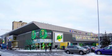 „Iki“ pirmasis imasi iniciatyvos: siūlo nemokamą stovėjimą kraunantiems elektromobilius ne darbo metu