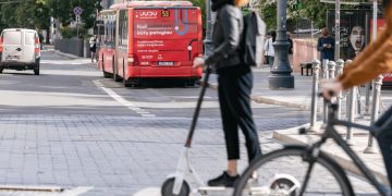 Į gatves sugrįžta elektriniai paspirtukai: saugaus judėjimo taisyklės, kurių pamiršti nevalia