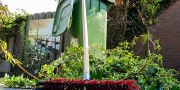 Pavasario darbai gėlyne: kur dėti žaliąsias atliekas, kad nesiveistų šliužai