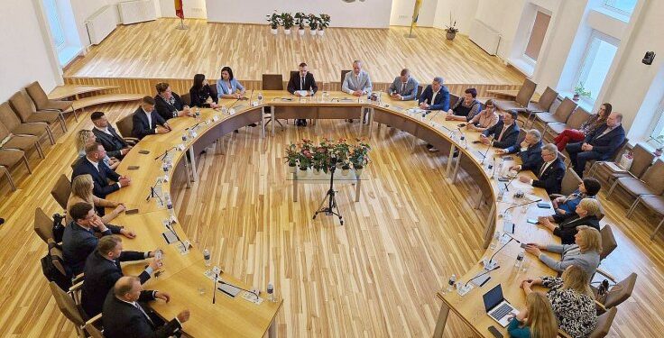 Nuotraukoje: 2023–2027 m. kadencijos Trakų rajono savivaldybės tarybos nariai pirmojo posėdžio metu, 2023 m. balandžio 14 d. Agatos Beliak nuotr.