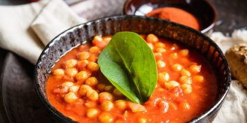 Avinžirniai – ne tik humusui ar falafeliams: jų sriuba su salierais palanki sveikatai ir šeimai nekainuos nė 3 eurų