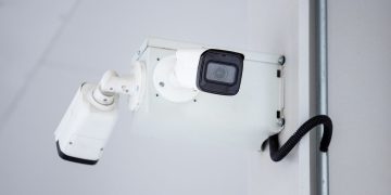 Saugią kaimynystę užtikrina ne tik namų spyna: ekspertė pataria, kaip apsisaugoti išmaniai