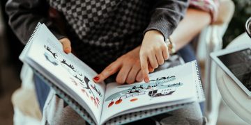 Sergančius vaikus artimieji galės prižiūrėti ilgiau, minimalios išmokos už vaikus dirbantiems tėvams didės beveik 100 eurų