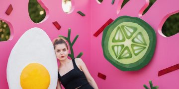 Menininkė Jolita Vaitkutė sukūrė unikalią instaliaciją šaltibarščių festivaliui: kviečia įlipti į išsitaškiusią sriubą 