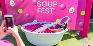 Prasidėjo Šaltibarščių festivalis – šimtai žmonių leidosi čiuožykla į didžiausią dirbtinį šaltibarščių dubenį