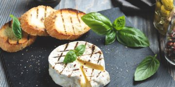 Halumis, bri, kamamberas ar baltas sūris – kurį geriausia kepti ant grotelių?