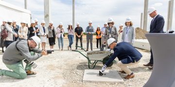 „Maxima LT“ logistikos centro statybos įsibėgėja: įkasta simbolinė laiko kapsulė