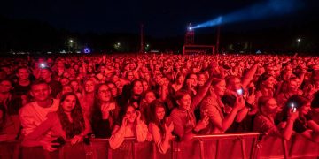 Festivalyje „Jaunas kaip Vilnius“ Gabrielius Vagelis scena dalinsis su savo mama