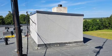 Apšiltinta Turgelių P. K. Bžostovskio gimnazijos pastato stogo dalis