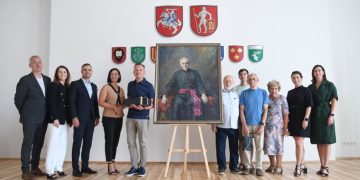 Garbės piliečio monsinjoro V.P. Rūko portretas perduotas savivaldybei