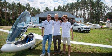 3 Lietuvos pilotai pakilo į istorinį skrydį sklandytuvais per Europą