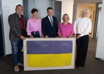 Iš Bachmuto fronto atnešta ukrainiečių vėliava perduota Lietuvos nacionaliniam muziejui