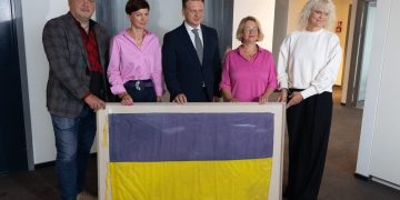 Iš Bachmuto fronto atnešta ukrainiečių vėliava perduota Lietuvos nacionaliniam muziejui