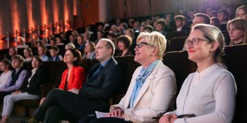 Premjerė pasveikino aukščiausiais įvertinimais egzaminus išlaikiusius abiturientus: nebijokite rinktis, suklysti ir pripažinti klydę, nebijokite tiesiog drįsti