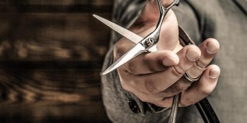 Žmonos neįleistas girtas vyras grasino policijai žirklėmis