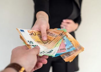 Specialistas įspėja: patekti į sukčių pinkles gali ir mažas pajamas gaunantys gyventojai