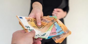 Specialistas įspėja: patekti į sukčių pinkles gali ir mažas pajamas gaunantys gyventojai