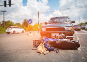 Nesustabdomas erelis: partrenkė motociklą ir sprukdamas iš įvykio vietos apgadino dar du automobilius