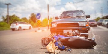 Nesustabdomas erelis: partrenkė motociklą ir sprukdamas iš įvykio vietos apgadino dar du automobilius