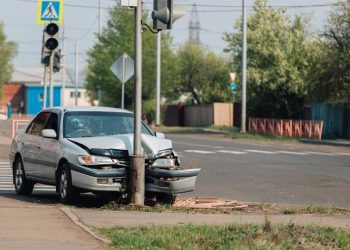 Girtas varuotojas, nuvertęs stulpą, pasišalino iš įvykio vietos