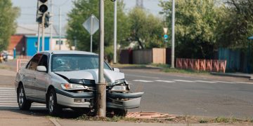 Girtas varuotojas, nuvertęs stulpą, pasišalino iš įvykio vietos