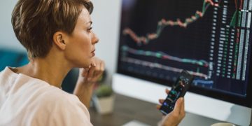 Apklausa: lietuviai dažniau rinktųsi investuoti į akcijas, jei procesas būtų patogesnis