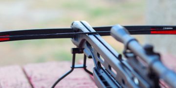 Kardais, arbaletu ir strėlėmis apsirūpinęs vyras rastas su maišu įtariamai narkotinių medžiagų