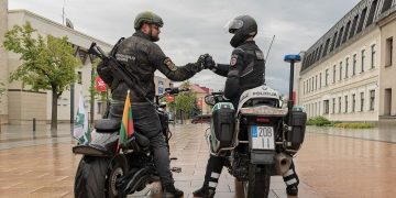 Su uniforma, ginklu ir ant motociklo: motošaulių žygis per Lietuvą
