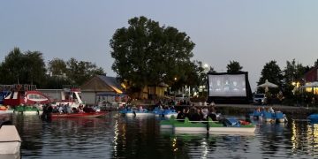 Tarptautinės jaunimo dienos proga jaunuoliai žiūrėjo kiną ant vandens