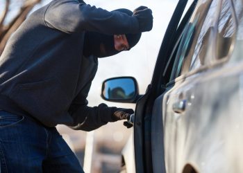 Sumušė ir pagrobė automobilį