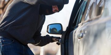 Sumušė ir pagrobė automobilį