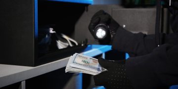 Išpjovę seifo spyną vagišiai išsinešė krūvą pinigų