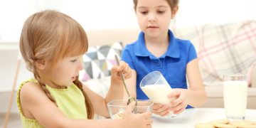 Kodėl pieno produktai tokie svarbūs augančiam organizmui ir ką daryti jų netoleruojant?