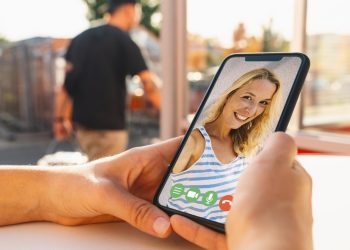 „Tinder“ kūrėjai išbando naują dirbtinio intelekto įrankį: padės greičiau rasti antrąją pusę?